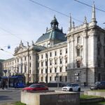 1017px-München_Justizpalast_BW_2017-03-13_16-48-10